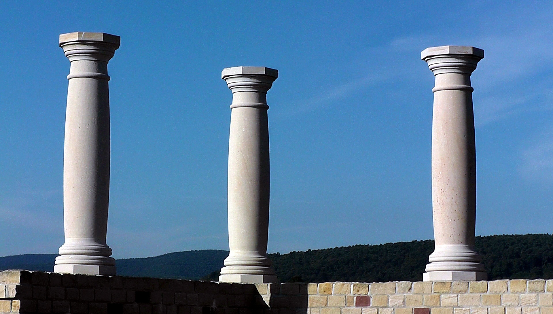 Колонна в прошлом 5 букв. Античные колонны. Колонна (архитектура). Каменная колонна. Столбы в архитектуре.
